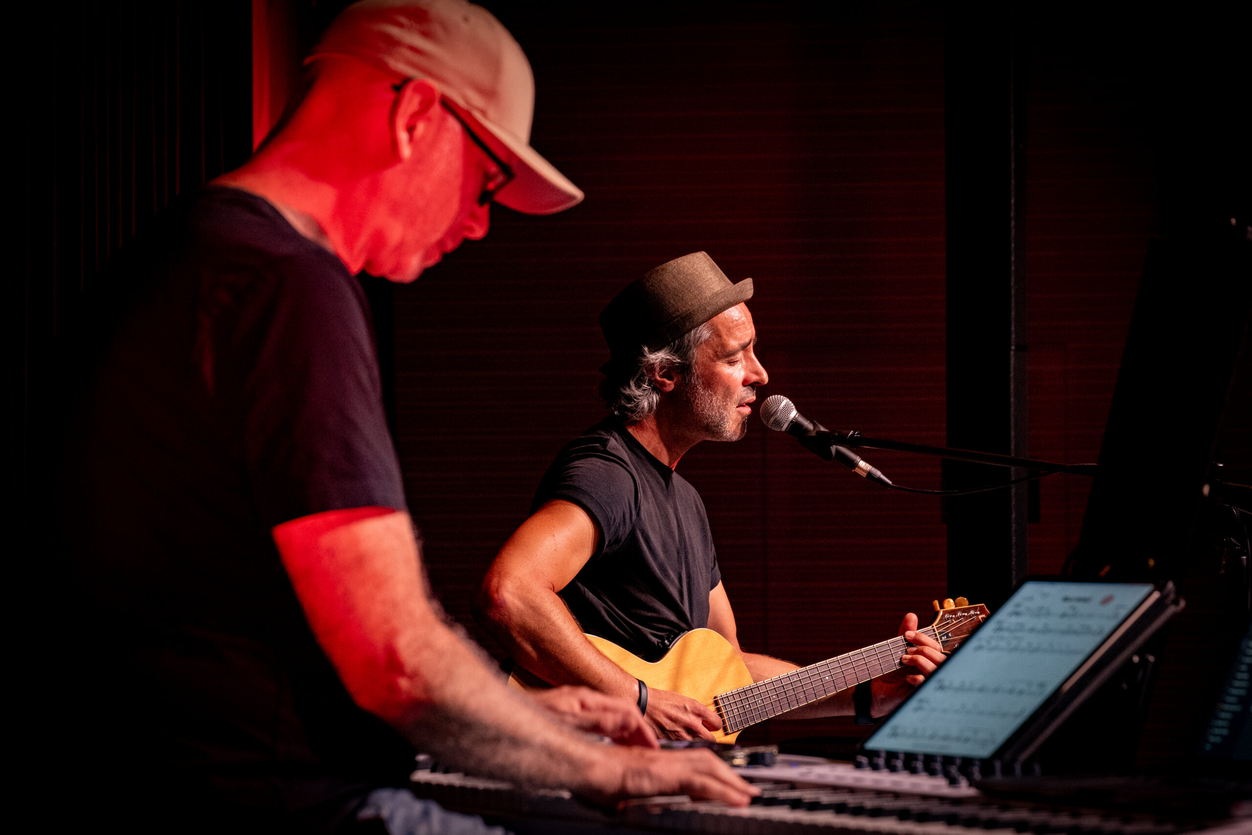Kai Sonnhalter und Bernie Wittmann während eines Akustik-Live-Konzertes