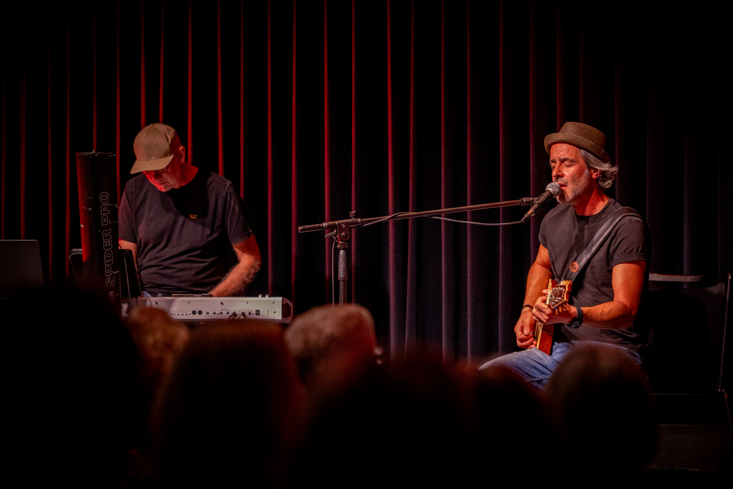 Kai Sonnhalter und Bernie Wittmann während eines Akustik-Live-Konzertes